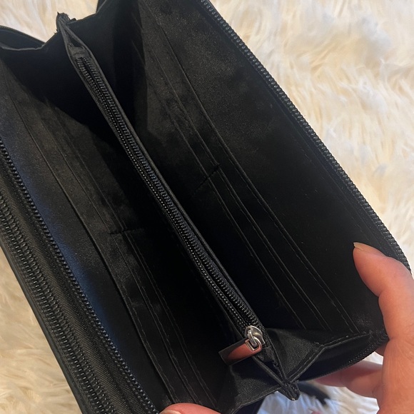 Elegant Black Leather Crossbody Bag - Picture 4 of 6